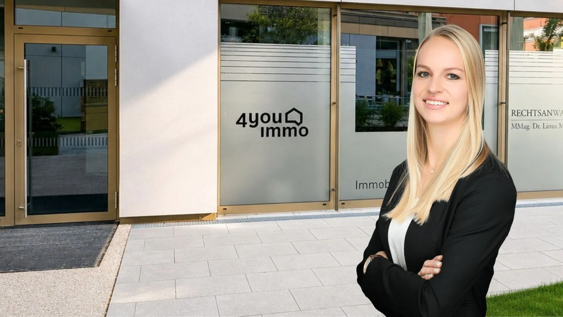 Beraterin vor dem Büro